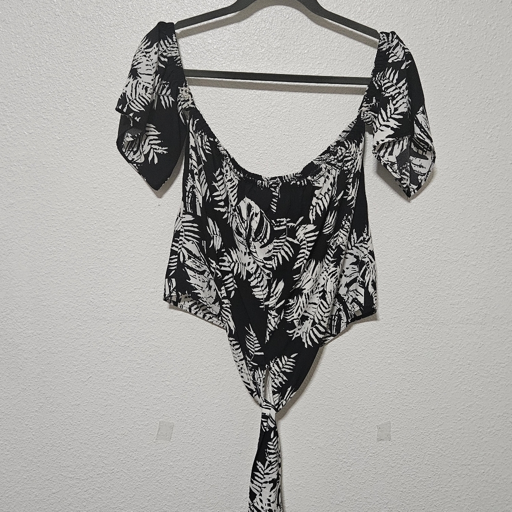 Tyche cropped off shoulder tie front aloha print top size large